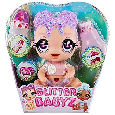 MGA Entertainment Glitter Babyz Lalka Lila Wildboom Z 3 magicznymi Zmianami Koloru, Fioletowymi Włosami i Kwiatowym Strojem Zawiera Pieluchę Wielokrotnego Użytku, Butelkę i Smoczek Kolekcjonerska Dla Dzieci 3+ MGA Entertainment Glitter Babyz Lalka Lila Wildboom Z 3 magicznymi Zmianami Koloru, Fioletowymi Włosami i Kwiatowym Strojem Zawiera Pieluchę Wielokrotnego Użytku, Butelkę i Smoczek Kolekcjonerska Dla Dzieci 3+