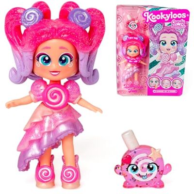 KOOKYLOOS Candy Land Series LOLLIPOP FUN – laleczka do kolekcjonowania z serii Candy Land, zawartość: 1 lalka, zestaw ubrań i butów, akcesorium oraz zwierzątko,1 lalka ma 3 różne buzie! KOOKYLOOS Candy Land Series LOLLIPOP FUN – laleczka do kolekcjonowania z serii Candy Land, zawartość: 1 lalka, zestaw ubrań i butów, akcesorium oraz zwierzątko,1 lalka ma 3 różne buzie!