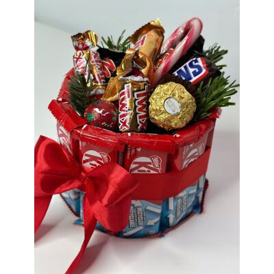 nieznany producent Świąteczny box z KitKat, batonami i Ferrero nieznany producent Świąteczny box z KitKat, batonami i Ferrero