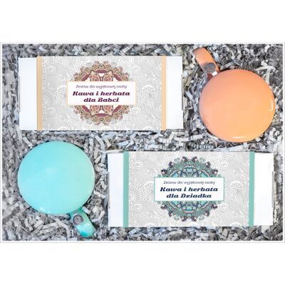 Cup&You Zestaw prezentowy dla babci i dziadka. Zestaw kaw i herbat 10x10g, 2x porcelanowy kubek z pokrywka i zaparzaczem, prezent upominek podarunek na Dzie.. Cup&You Zestaw prezentowy dla babci i dziadka. Zestaw kaw i herbat 10x10g, 2x porcelanowy kubek z pokrywka i zaparzaczem, prezent upominek podarunek na Dzie..