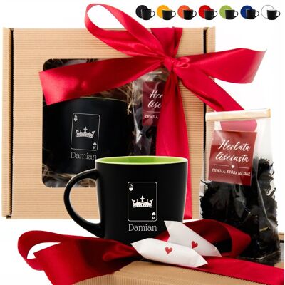 Derentis Zestaw prezentowy z personalizowanym kubkiem + herbata + krówki Prezent dla niego / dla niej DOWOLNY GRAWER TEKSTU LUB LOGO Derentis Zestaw prezentowy z personalizowanym kubkiem + herbata + krówki Prezent dla niego / dla niej DOWOLNY GRAWER TEKSTU LUB LOGO