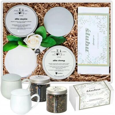 Cup&You Personalizowany Box Kosz Ślubny Prezent Upominek Dla Pary Młodej Na Wesele - Zestaw Kaw Smakowych Herbaty Dla Żony I Dla Męża + Kubki Z Zaparzaczami.. Cup&You Personalizowany Box Kosz Ślubny Prezent Upominek Dla Pary Młodej Na Wesele - Zestaw Kaw Smakowych Herbaty Dla Żony I Dla Męża + Kubki Z Zaparzaczami..