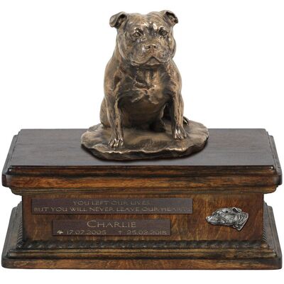 ART Staffordshire Bull Terrier, Staffik, Staffi I - skrzynia na psie pamiątki, personalizowana skrzynia ze statuetką, drewniana skrzynia z psem marki Ar.. ART Staffordshire Bull Terrier, Staffik, Staffi I - skrzynia na psie pamiątki, personalizowana skrzynia ze statuetką, drewniana skrzynia z psem marki Ar..