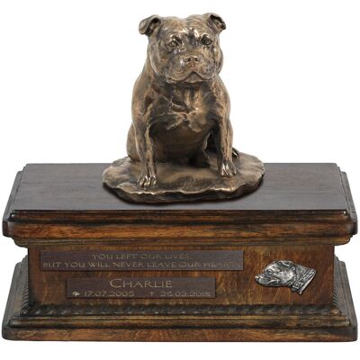 Staffordshire Bull Terrier, Staffik, Staffi - skrzynia na psie pamiątki, personalizowana skrzynia ze statuetką, drewniana skrzynia z psem marki Art-.. Staffordshire Bull Terrier, Staffik, Staffi - skrzynia na psie pamiątki, personalizowana skrzynia ze statuetką, drewniana skrzynia z psem marki Art-..