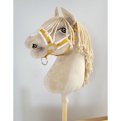 Super Kantar regulowany dla konia Hobby Horse A3 musztardowy białym futerkiem Super Kantar regulowany dla konia Hobby Horse A3 musztardowy białym futerkiem