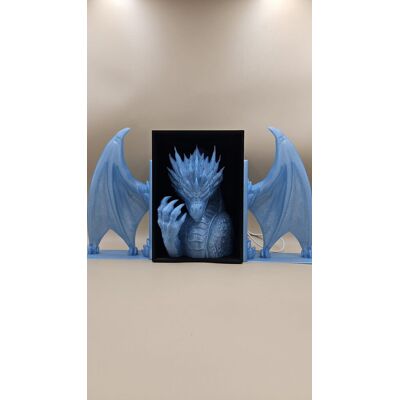 Inny producent Lodowy Smok Z Led– Głowa I Skrzydła Podpórka Na Książki - (Book Nook) Inny producent Lodowy Smok Z Led– Głowa I Skrzydła Podpórka Na Książki - (Book Nook)
