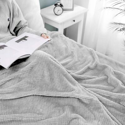 Inny producent Koc zimowy narzuta z granulowanym wzorem, miękki, 150 x 200 cm jasnoszary Inny producent Koc zimowy narzuta z granulowanym wzorem, miękki, 150 x 200 cm jasnoszary