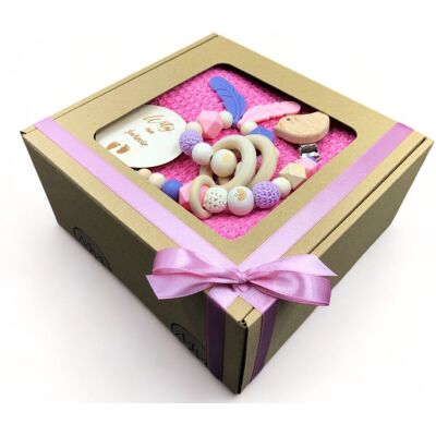 MamyMy Gryzak dla dziewczynki, zawieszka do smoczka, kocyk Gotowy zestaw prezentowy dla maluszka GIFT BOX w różowym kolorze MamyMy Gryzak dla dziewczynki, zawieszka do smoczka, kocyk Gotowy zestaw prezentowy dla maluszka GIFT BOX w różowym kolorze