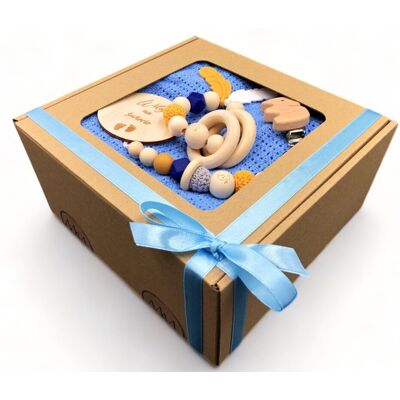 MamyMy Prezent na narodziny chłopca GIFT BOX w niebieskim kolorze: grzechotka/gryzak, zawieszka do smoczka, kocyk w eko pudełku MamyMy Prezent na narodziny chłopca GIFT BOX w niebieskim kolorze: grzechotka/gryzak, zawieszka do smoczka, kocyk w eko pudełku