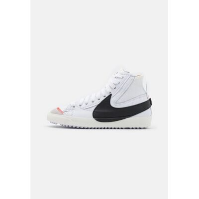 Inny producent NIKE BUTY SPORTOWE JUMBO UNISEX BIAŁE Z LOGO 36,5 14CA Inny producent NIKE BUTY SPORTOWE JUMBO UNISEX BIAŁE Z LOGO 36,5 14CA