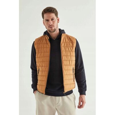 Inny producent MĘSKA KAMIZELKA CASUAL PIKOWANA Z ZAMKIEM W BEŻOWYM KOLORZE 2XL 5GA* Inny producent MĘSKA KAMIZELKA CASUAL PIKOWANA Z ZAMKIEM W BEŻOWYM KOLORZE 2XL 5GA*