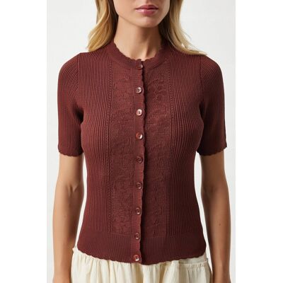 Inny producent SWETER DAMSKI KRÓTKI RĘKAW Z GUZIKAMI I AŻUROWYM WZOREM L/XL 5GA Inny producent SWETER DAMSKI KRÓTKI RĘKAW Z GUZIKAMI I AŻUROWYM WZOREM L/XL 5GA