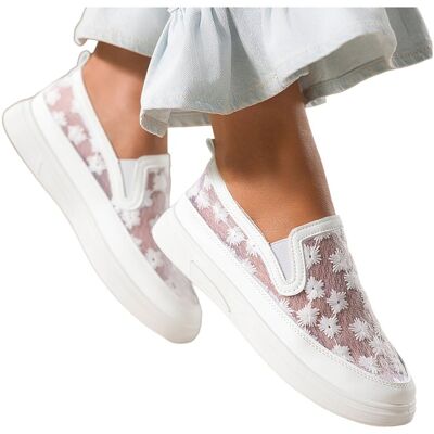 Białe półbuty damskie slip on z haftowanymi kwiatami Carla MY242K-39 Białe półbuty damskie slip on z haftowanymi kwiatami Carla MY242K-39