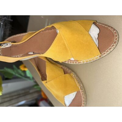 Inny producent Espadryle damskie skóra zamsz miodowe rozmiar 39 Inny producent Espadryle damskie skóra zamsz miodowe rozmiar 39