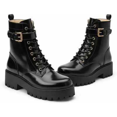 Guess LAKIEROWANE BOTKI SZNUROWANE Z KLAMRĄ 40 I1A Guess LAKIEROWANE BOTKI SZNUROWANE Z KLAMRĄ 40 I1A