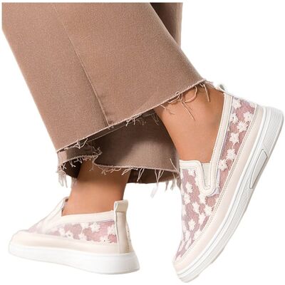 Jasnobeżowe półbuty damskie slip on z haftowanymi kwiatami Carla MY242K-36 Jasnobeżowe półbuty damskie slip on z haftowanymi kwiatami Carla MY242K-36