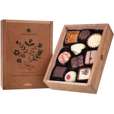MM Brown Drewniana skrzyneczka 10 pralin z belgijskiej czekolady ozdobiona grawerem kwiatów Prezent na Dzień Mamy Dzień Kobiet Walentynki 125 g MM Brown Drewniana skrzyneczka 10 pralin z belgijskiej czekolady ozdobiona grawerem kwiatów Prezent na Dzień Mamy Dzień Kobiet Walentynki 125 g