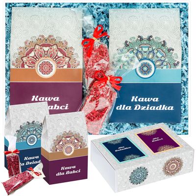 Cup&You Gotowy zestaw prezentowy Box z kawą dla Babci i Dziadka kawa aromatyzowana mix różne smaki czekolada 2 szt. prezent upominek na Dzień Babci i Dziadka Cup&You Gotowy zestaw prezentowy Box z kawą dla Babci i Dziadka kawa aromatyzowana mix różne smaki czekolada 2 szt. prezent upominek na Dzień Babci i Dziadka