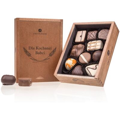 MM Brown Skrzyneczka dla Babci ręcznie wykonanych pralin z belgijskiej czekolady Elegance 10 szt. prezent na Dzień Babci szkatułka pralin z Okoume MM Brown Skrzyneczka dla Babci ręcznie wykonanych pralin z belgijskiej czekolady Elegance 10 szt. prezent na Dzień Babci szkatułka pralin z Okoume