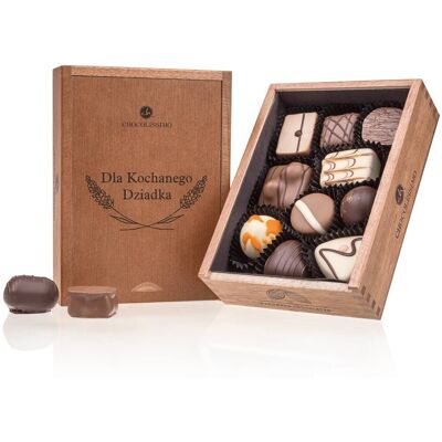 MM Brown Skrzyneczka dla Dziadka ręcznie wykonanych pralin z belgijskiej czekolady Elegance 10 szt. prezent na Dzień Dziadka szkatułka pralin z Okoume MM Brown Skrzyneczka dla Dziadka ręcznie wykonanych pralin z belgijskiej czekolady Elegance 10 szt. prezent na Dzień Dziadka szkatułka pralin z Okoume