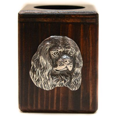 Cavalier King Charles Spaniel - drewniany świecznik z psem, unikatowa pamiątka po utracie psa, rękodzieło marki Art-Dog Cavalier King Charles Spaniel - drewniany świecznik z psem, unikatowa pamiątka po utracie psa, rękodzieło marki Art-Dog