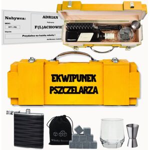 Can-Bar Prezent dla Pszczelarza na 18-99 urodziny Skrzynka na alkohol + dedykacja ZESTAW VIP piersiówka + kamienie lodowe + szklanka + kieliszek Can-Bar Prezent dla Pszczelarza na 18-99 urodziny Skrzynka na alkohol + dedykacja ZESTAW VIP piersiówka + kamienie lodowe + szklanka + kieliszek