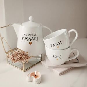 Nadzwyczajnie Zestaw biały porcelanowy dzbanek 1 litr i 2 kubki porcelanowe 500 ml - motyw złotego serca z napisami Na wspólne poranki oraz Razem lepiej dla pary .. Nadzwyczajnie Zestaw biały porcelanowy dzbanek 1 litr i 2 kubki porcelanowe 500 ml - motyw złotego serca z napisami Na wspólne poranki oraz Razem lepiej dla pary ..