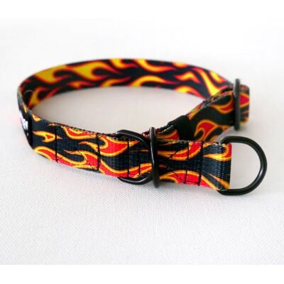 Psiakrew Obroża półzaciskowa w płomienie Dog On Fire szeroka na 2 cm, dla małych psów, czarne dodatki-S/M Psiakrew Obroża półzaciskowa w płomienie Dog On Fire szeroka na 2 cm, dla małych psów, czarne dodatki-S/M