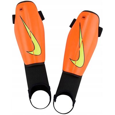 Nagolenniki Nike Charge Junior DX4610-830 pomarańczowy M Nagolenniki Nike Charge Junior DX4610-830 pomarańczowy M