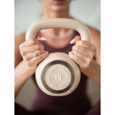 Steelstorm STUDIO- Kettlebell poliuretanowy BEIGE- waga 4kg Steelstorm STUDIO- Kettlebell poliuretanowy BEIGE- waga 4kg
