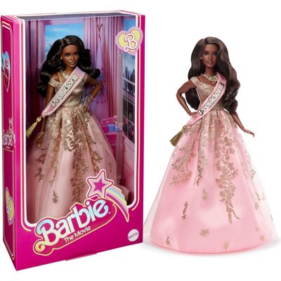 Barbie Lalka filmowa Issa Rae jako Prezydentka Kolekcjonerska lalka w błyszczącej różowo-złocistej sukience ze wstęgą, HPK05 Barbie Lalka filmowa Issa Rae jako Prezydentka Kolekcjonerska lalka w błyszczącej różowo-złocistej sukience ze wstęgą, HPK05