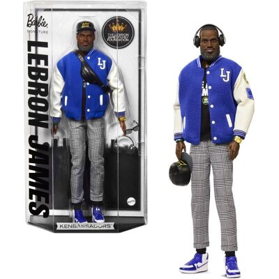 Barbie Signature Kenbassadors LeBron James Lalka kolekcjonerska, sportowa kurtka bomberka i akcesoria, w tym słuchawki i okulary przeciwsłoneczne, z.. Barbie Signature Kenbassadors LeBron James Lalka kolekcjonerska, sportowa kurtka bomberka i akcesoria, w tym słuchawki i okulary przeciwsłoneczne, z..