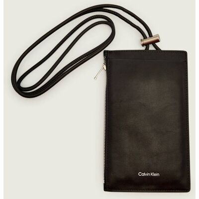 Calvin Klein Skórzana torebka na telefon 8" czarny OS Calvin Klein Skórzana torebka na telefon 8" czarny OS
