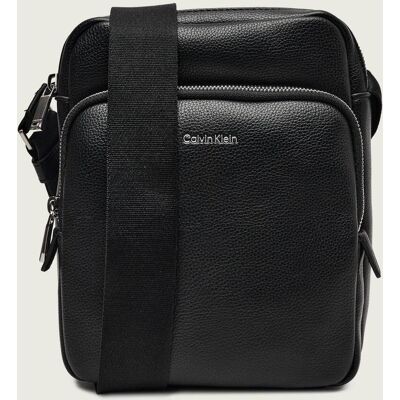 Calvin Klein Reporterka RAISED POCKET czarny OS Calvin Klein Reporterka RAISED POCKET czarny OS