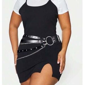SHEIN 1 szt. damski pasek łańcuszek w talii plus size, seksowny, czarny, z PU, w stylu gotyckim, gorsetowy, z ciemnymi ćwiekami i frędzlami, odpowiedni na c