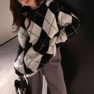 SHEIN Luźny sweter w romby z okrągłym dekoltem