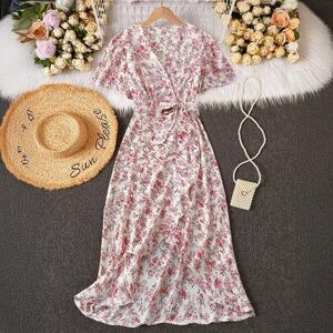 SHEIN Urocza i elegancka sukienka z drobnymi kwiatowymi zdobieniami, dekoltem w serek i paskiem, damska w stylu boho, falbanka na dole, kopertowy krótki ręk