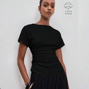 SHEIN Unikalny projekt plisowanej białej koszulki damskiej z asymetrycznym, spiczastym dołem i dopasowanym krojem, z krótkim rękawem, na lato