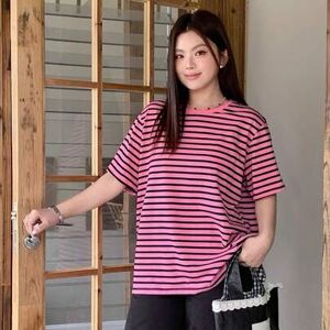 SHEIN Koszulka w paski z okrągłym dekoltem i krótkim rękawem w kolorze różowym, w rozmiarze plus size, wiosenno-letnim, oversize