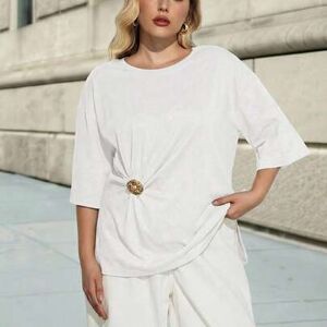 SHEIN Plus Size 2026 Damska letnia biała koszulka z krótkim rękawem i okrągłym dekoltem, metalowa klamra w kontrastowym kolorze, asymetryczny krój, swobodny