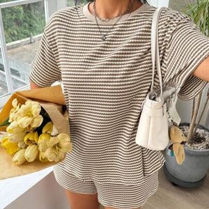 SHEIN Zestaw 2 szt. w dużym rozmiarze: luźny T-shirt w paski i szorty