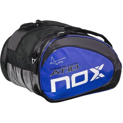 Saco De Raquete Nox At10 Team Azul - Mala de padel Nox AT10 Team concebida exclusivamente para o mais jovem mestre do mundo: Agustin Tapia. Com novos reforços e fechos personalizados, esta mala de padel compacta mas de grande capacidade MKP Saco De Raquete Nox At10 Team Azul - Mala de padel Nox AT10 Team concebida exclusivamente para o mais jovem mestre do mundo: Agustin Tapia. Com novos reforços e fechos personalizados, esta mala de padel compacta mas de grande capacidade MKP