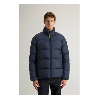 Woolrich para homem. CFWOOU2086MRUT2635 Casaco de microfibra Cloud em microfibra azul-marinho (S), Casual, Poliéster Woolrich para homem. CFWOOU2086MRUT2635 Casaco de microfibra Cloud em microfibra azul-marinho (S), Casual, Poliéster