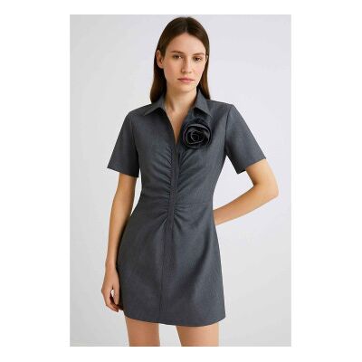 Marella para mulher. 2523226054200 Vestido curto com pregadeira de flores Cappa cinzento (40), Casual, Cinza, Poliéster, Manga curta Marella para mulher. 2523226054200 Vestido curto com pregadeira de flores Cappa cinzento (40), Casual, Cinza, Poliéster, Manga curta