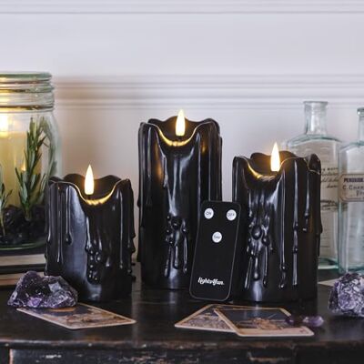 Lights4fun TruGlow® Conjunto de 3 velas com LED chama cintilante de cera gotejante preta a pilhas com temporizador e controlo remoto decoração de outono e Halloween para interiores Lights4fun TruGlow® Conjunto de 3 velas com LED chama cintilante de cera gotejante preta a pilhas com temporizador e controlo remoto decoração de outono e Halloween para interiores