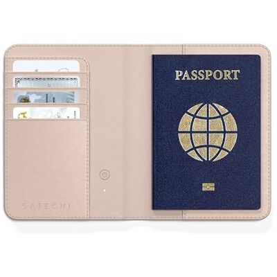 SATECHI FindAll Capa de passaporte para Apple Find My, até 4 cartões, Rose Capa para passaporte Apple Find My, carregamento sem fios, proteção RFID, 4 cartões, acabamento liso e fácil de limpar SATECHI FindAll Capa de passaporte para Apple Find My, até 4 cartões, Rose Capa para passaporte Apple Find My, carregamento sem fios, proteção RFID, 4 cartões, acabamento liso e fácil de limpar
