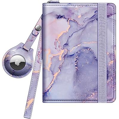 FINTIE Suporte para passaporte com suporte para Airtag, carteira de viagem fina com bloqueio RFID, capa protetora para passaporte, artigos essenciais de viagem com ranhuras para cartões de crédito FINTIE Suporte para passaporte com suporte para Airtag, carteira de viagem fina com bloqueio RFID, capa protetora para passaporte, artigos essenciais de viagem com ranhuras para cartões de crédito