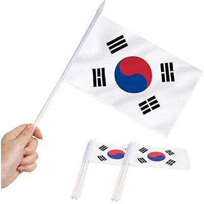 Anley Korea Mini Flag 12 Pack Bandeiras coreanas em miniatura pequenas de mão em vara, cores vivas e resistentes ao desbotamento, 5 x 8 polegadas com poste sólido e parte superior de lança Anley Korea Mini Flag 12 Pack Bandeiras coreanas em miniatura pequenas de mão em vara, cores vivas e resistentes ao desbotamento, 5 x 8 polegadas com poste sólido e parte superior de lança