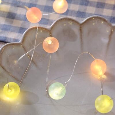 Lights4fun Guirlanda luminosa de micro LED branco quente com 20 esferas em tons pastel a pilhas com temporizador decoração para interiores Lights4fun Guirlanda luminosa de micro LED branco quente com 20 esferas em tons pastel a pilhas com temporizador decoração para interiores