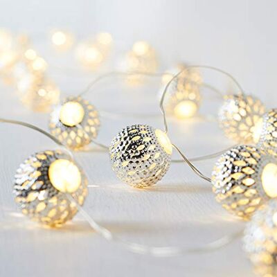 Lights4fun Grinalda decorativa de 20 bolas prateadas estilo marroquino com LED brancos quentes a pilhas para interiores. Lights4fun Grinalda decorativa de 20 bolas prateadas estilo marroquino com LED brancos quentes a pilhas para interiores.